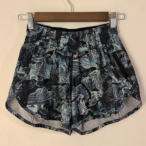 Lululemon Tracker Short V *4" Size 4 - Picture 1 of 8